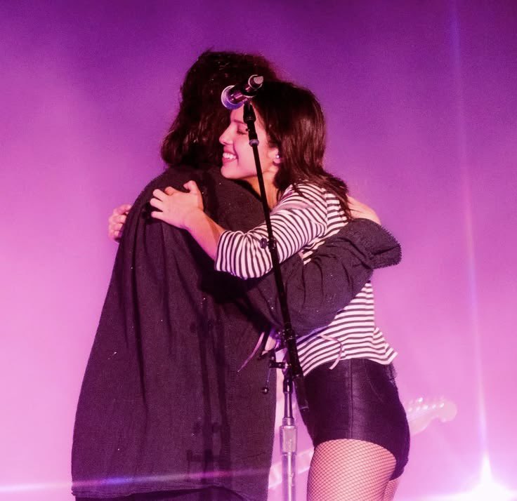 updateoliviabr's tweet photo. A música “what’s wrong with me” foi a única do álbum “you seem pretty sad for a girl so in love” a ficar de fora da setlist da The Unraveled tour. https://t.co/6ns1DYr2oK
