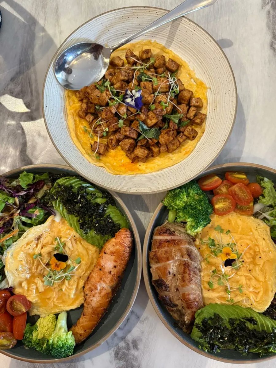 audreyrobir7e4's tweet photo. I loved the Grilled Chicken Avocado Salad and Grilled Salmon Avocado Salad. At BND9 and BND10, respectively, both were great value, with fresh greens, creamy avocado, juicy tomatoes, tender protein, crunchy nuts and soft scrambled egg. The Basil https://t.co/8QTzmNuShB