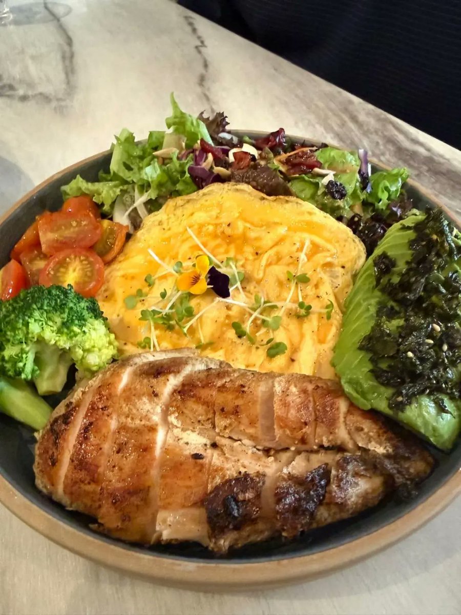 audreyrobir7e4's tweet photo. I loved the Grilled Chicken Avocado Salad and Grilled Salmon Avocado Salad. At BND9 and BND10, respectively, both were great value, with fresh greens, creamy avocado, juicy tomatoes, tender protein, crunchy nuts and soft scrambled egg. The Basil https://t.co/8QTzmNuShB
