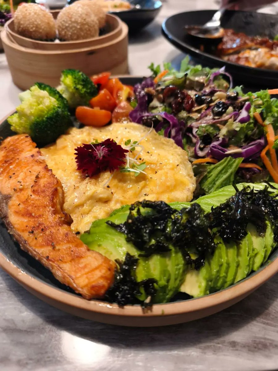 audreyrobir7e4's tweet photo. I loved the Grilled Chicken Avocado Salad and Grilled Salmon Avocado Salad. At BND9 and BND10, respectively, both were great value, with fresh greens, creamy avocado, juicy tomatoes, tender protein, crunchy nuts and soft scrambled egg. The Basil https://t.co/8QTzmNuShB
