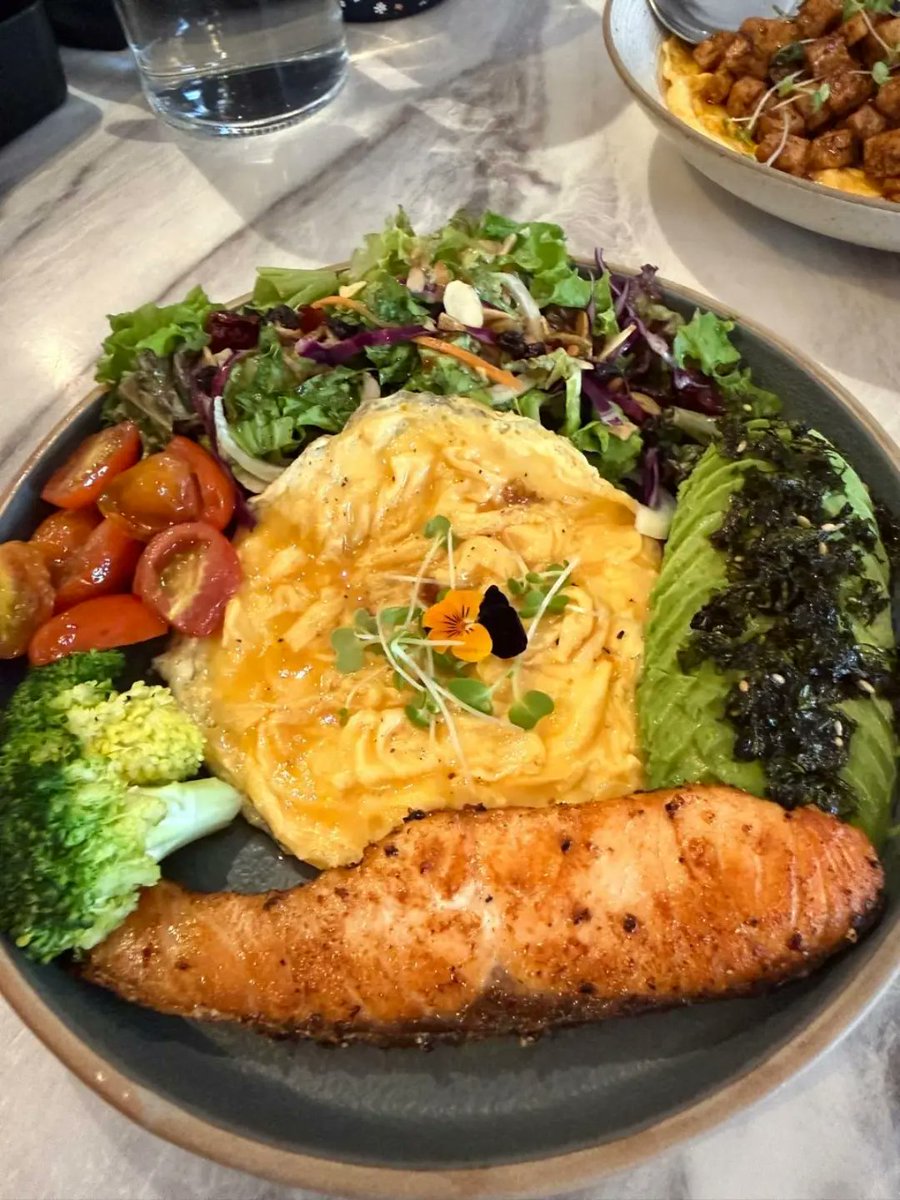 audreyrobir7e4's tweet photo. I loved the Grilled Chicken Avocado Salad and Grilled Salmon Avocado Salad. At BND9 and BND10, respectively, both were great value, with fresh greens, creamy avocado, juicy tomatoes, tender protein, crunchy nuts and soft scrambled egg. The Basil https://t.co/8QTzmNuShB