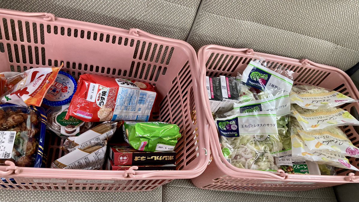 tea_double's tweet photo. 買い物1軒目と2軒目の間に、冷蔵・収納をお任せして洗濯物を干し、これにて最低限のmustは終わりっ😅
あー、疲れたっ&amp;眠いっ！

梨と柿が同時にある季節は短いねー…すごく大きくて高級な一個一個神に包まれた梨は初冬までチルドされて売ってたりするけど…ハズレ時のダメージから買ったことないなw https://t.co/fGCLijGnzp