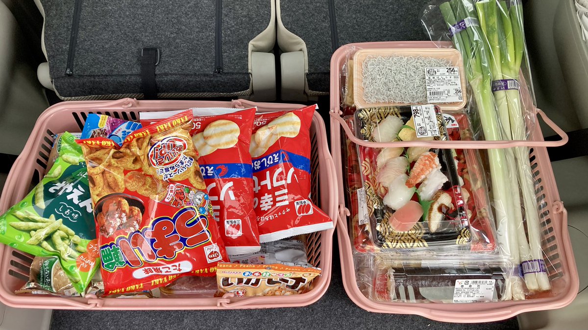 tea_double's tweet photo. 買い物1軒目と2軒目の間に、冷蔵・収納をお任せして洗濯物を干し、これにて最低限のmustは終わりっ😅
あー、疲れたっ&amp;眠いっ！

梨と柿が同時にある季節は短いねー…すごく大きくて高級な一個一個神に包まれた梨は初冬までチルドされて売ってたりするけど…ハズレ時のダメージから買ったことないなw https://t.co/fGCLijGnzp
