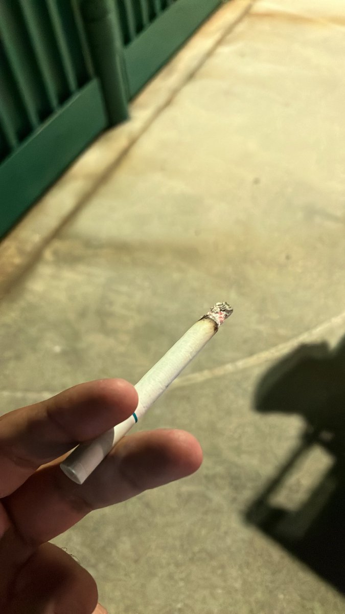 jameskmoonX's tweet photo. The smoking hour. 🚬 https://t.co/SBqc3pzAN2