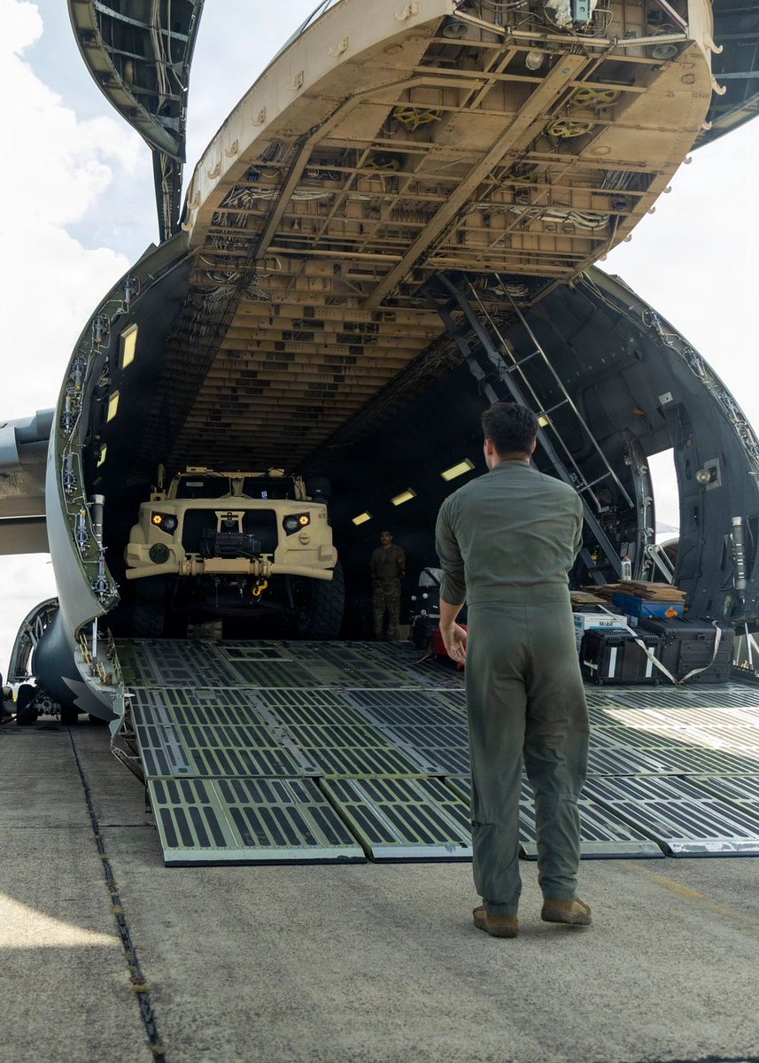 SA_Defensa's tweet photo. 📍Ceiba, #UnitedStates (🇺🇸)

Photos of the C-5M Galaxy (#: 87-0032) offloading 4x Polaris MRZR D4 Utility Task Vehicles (UTVs) &amp; a Joint Light Tactical Vehicle (JLTV) at José Aponte de la Torre Airport in late August.

📸: DVIDS https://t.co/znaB4qzJof