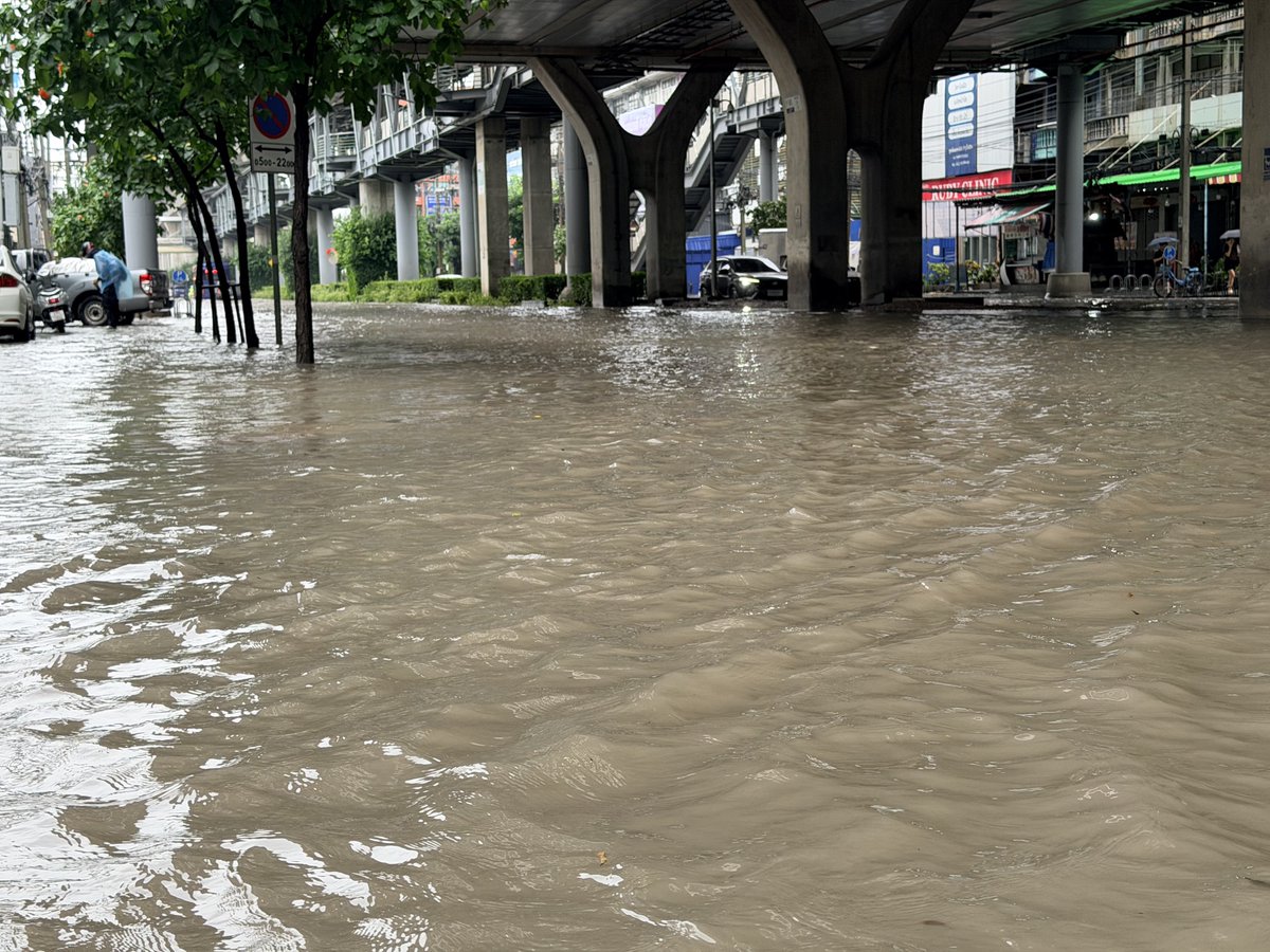 RonallChersan's tweet photo. ⛈️ ผู้ว่า กทม.รายงานตัวเลขล่าสุดเช้านี้ ปริมาณน้ำฝนตกสะสมทะลุ 30 ล้านลูกบาศก์เมตรไปแล้ว และฝนตกต่อเนื่องเกือบ 48 ชั่วโมง

🔴การระบายน้ำจากคลองต่างๆเวลานี้ทำได้ 1,200 ลูกบาศก์เมตรต่อวินาที และน้ำตอนนี้เกิดขีดความสามารถไปแล้ว
 
คาดว่าวันนี้จะหนักขึ้นหลายพื้นที่

#น้ำท่วม #ฝนตก https://t.co/9FLTYoMXXo