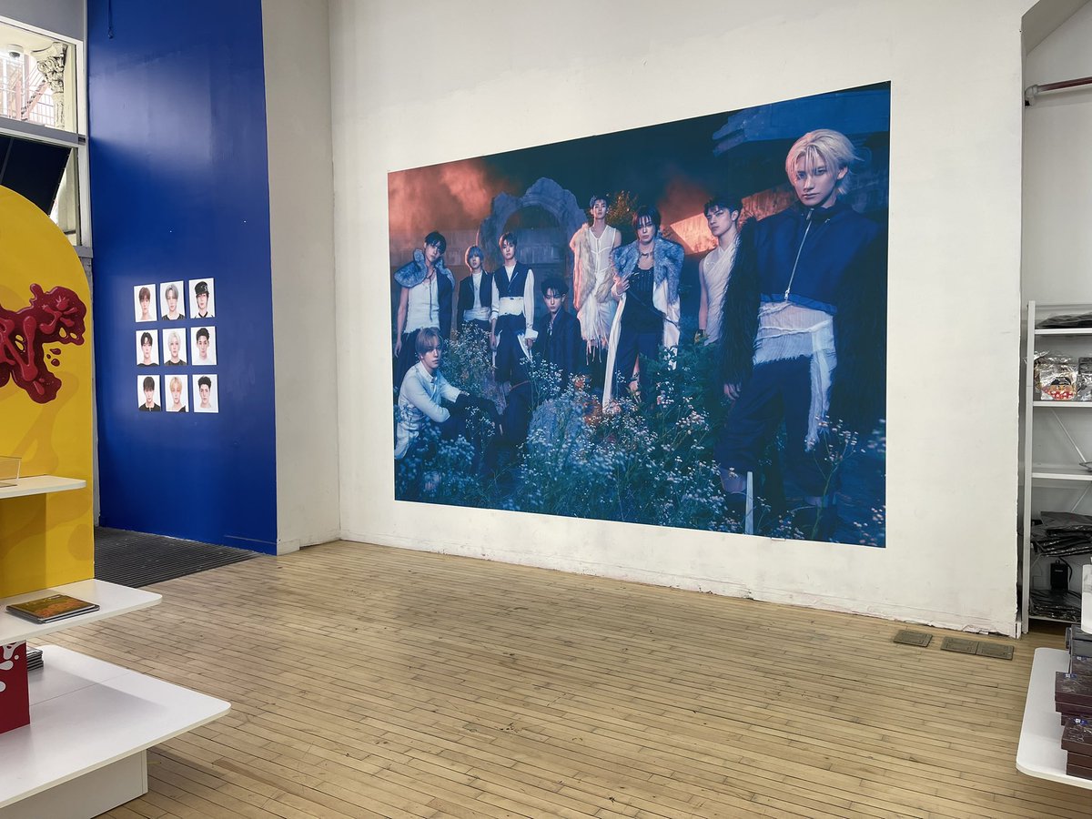 amytbbxa's tweet photo. today i had a @andTEAMofficial adventure at @hello82official mark on me pop-up for the album release! i was at the @hello82NYC location and my favorite moment was lunes interacting n bonding together over loving this album + &amp;team! <3 #andTEAM_Release_Event #hello82 #82giveaway https://t.co/eBux3UY8y2