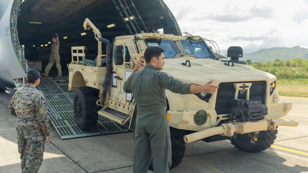 SA_Defensa's tweet photo. 📍Ceiba, #UnitedStates (🇺🇸)

Photos of the C-5M Galaxy (#: 87-0032) offloading 4x Polaris MRZR D4 Utility Task Vehicles (UTVs) &amp; a Joint Light Tactical Vehicle (JLTV) at José Aponte de la Torre Airport in late August.

📸: DVIDS https://t.co/znaB4qzJof