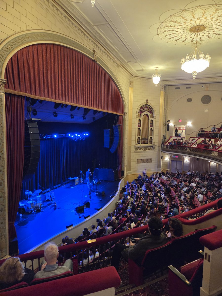 NaokiIsOnline's tweet photo. 先日はニューヨークのThe Town HallでShe &amp; Himのライブ見てきました！
最高に楽しいライブでした！

10年以上好きなバンドで、しかもこの歴史ある舞台で現地の人に交じってライブを見れたことがいい経験だなと思いました
感動して少し泣きました笑 https://t.co/p2YcqVEMZz