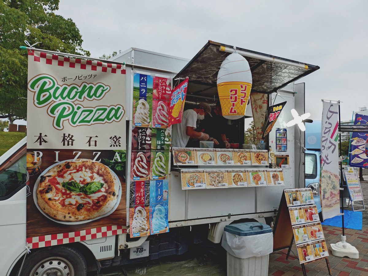 61kotimi's tweet photo. #阪神競馬場
#ピザ
#アルコバレーノ
マルゲリータ800円を食べました😄
美味しかった〜
クワトロフォルマッジ900円も食べたい😆
甲子園でレストランをしているお店です。
味は間違いないと思います👍
阪神競馬場には初めての出店です！
私が一番最初のお客さんでした😊 https://t.co/94z50jDsse