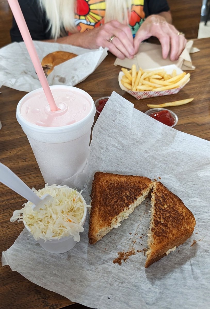 MrsRileyForever's tweet photo. Had a great time out today with some friends. I saw this beautiful lantana plant that I would love to get. The colors remind me of a sunset. Then I had this delicious grilled tuna salad sandwich, slaw, and strawberry cheesecake shake. Bought jalapeno and jelly, and honey sticks. https://t.co/Iwm3JR11oF