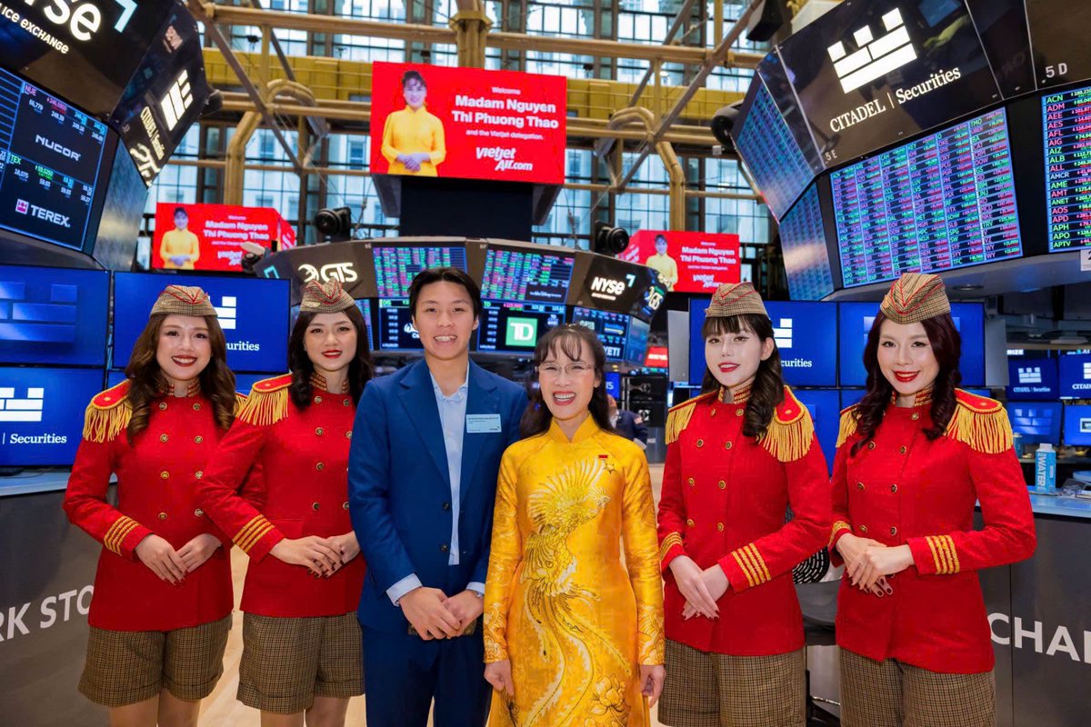 ochandila's tweet photo. Vào ngày đầu tiên thị trường chứng khoán Việt Nam chính thức được nâng hạng, một sự kiện đặc biệt đã diễn ra khi nữ tỷ phú người Việt tham dự lễ rung chuông tại sàn NYSE cùng Ngoại trưởng Mỹ. https://t.co/hoFpHSpVWC