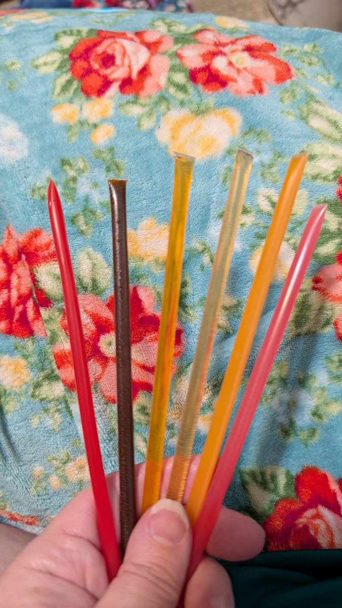 MrsRileyForever's tweet photo. Had a great time out today with some friends. I saw this beautiful lantana plant that I would love to get. The colors remind me of a sunset. Then I had this delicious grilled tuna salad sandwich, slaw, and strawberry cheesecake shake. Bought jalapeno and jelly, and honey sticks. https://t.co/Iwm3JR11oF