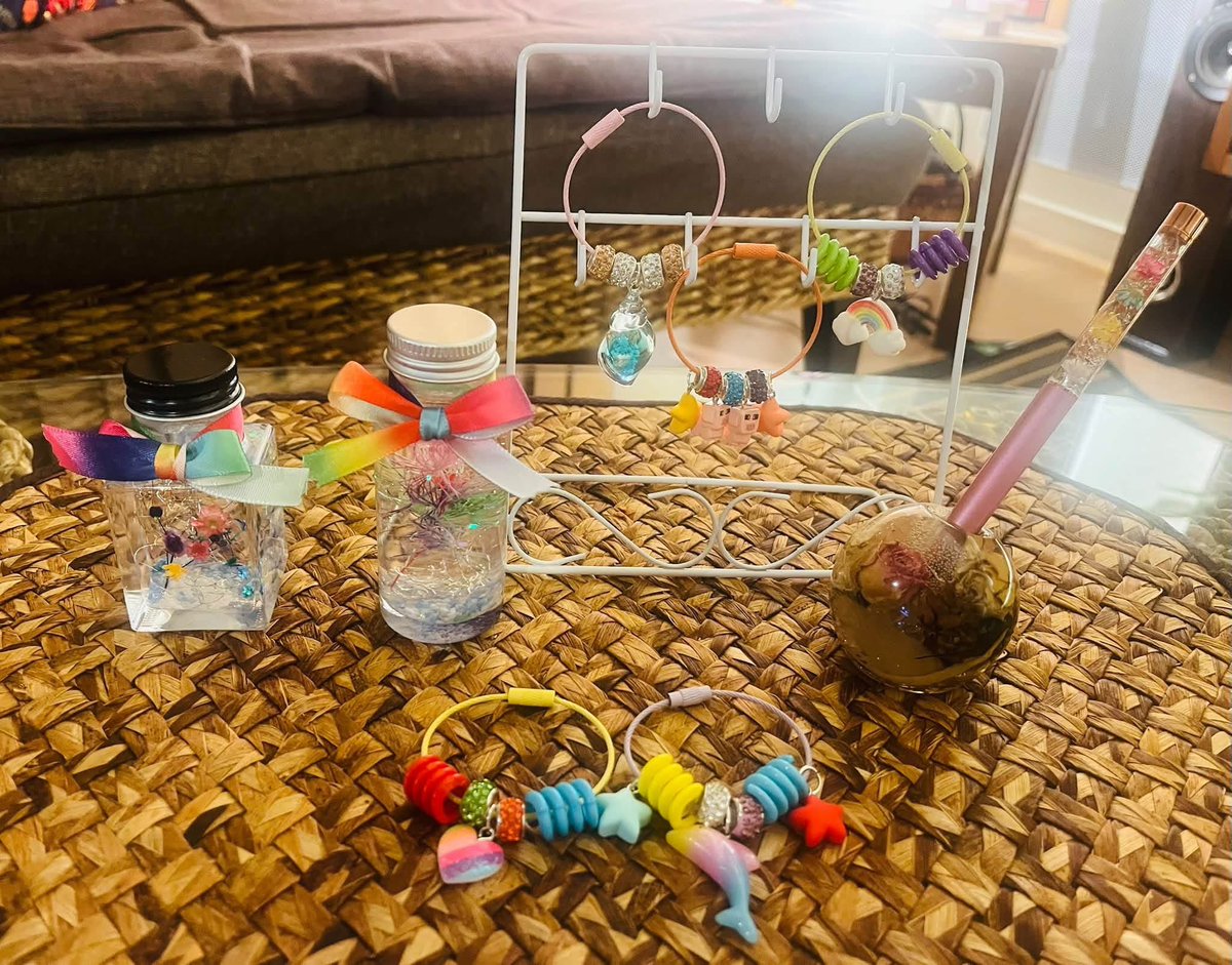 SOGIMamiis's tweet photo. 今日です！

9月26日
SOGI-Mamii's ブース出展します！ 
 ハーバリウムの手作り作成コーナー
 にじいろピース
キーホルダー作成コーナー
 学校におけるトイレについての
ご意見コーナー
楽しいワークショップや、大切な声を未来へつなぐ企画をご用意しています！
お待ちしています！

#多様性
#LGBT https://t.co/DsQPCXCO5A