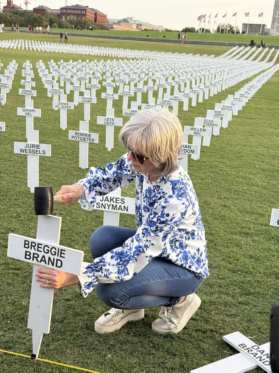 ErnstRoets's tweet photo. Heidie Taljaard installs crosses for her father, mother and sister, Dan, Breggie and Elzabie Brand, on the National Mall in Washington, D.C. https://t.co/WKqRAU6JMk