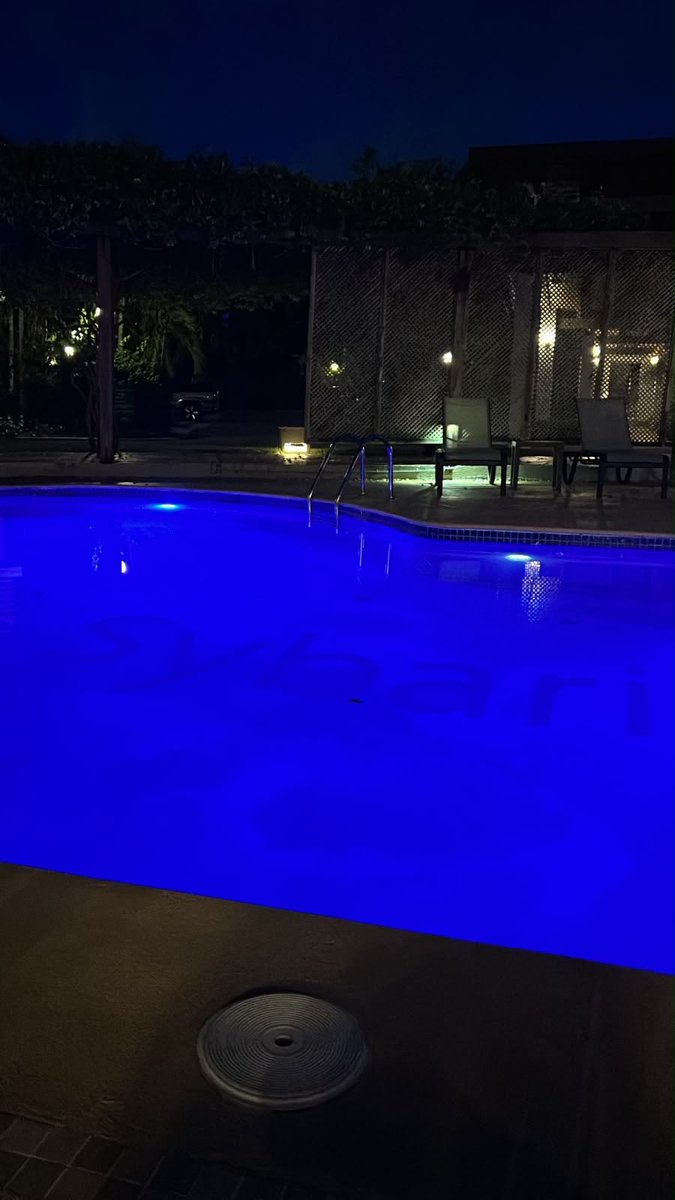 mlunajimenez's tweet photo. Uno no tiene dinero, pero tiene ambiente 🤭 Esto se está acabando ☹️ 🌕 😍 #ViernesYa https://t.co/dkaMsbQLB0
