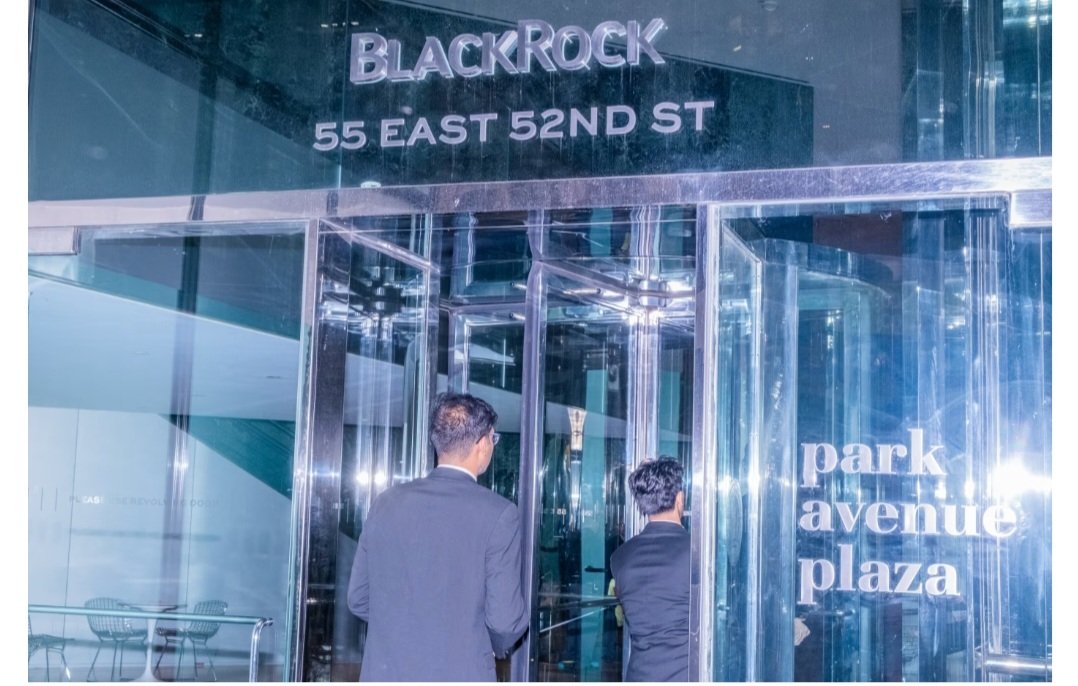 CryptoJr1982's tweet photo. BlackRock is putting investment portfolios onchain🧵 https://t.co/oEtxNNFZMb