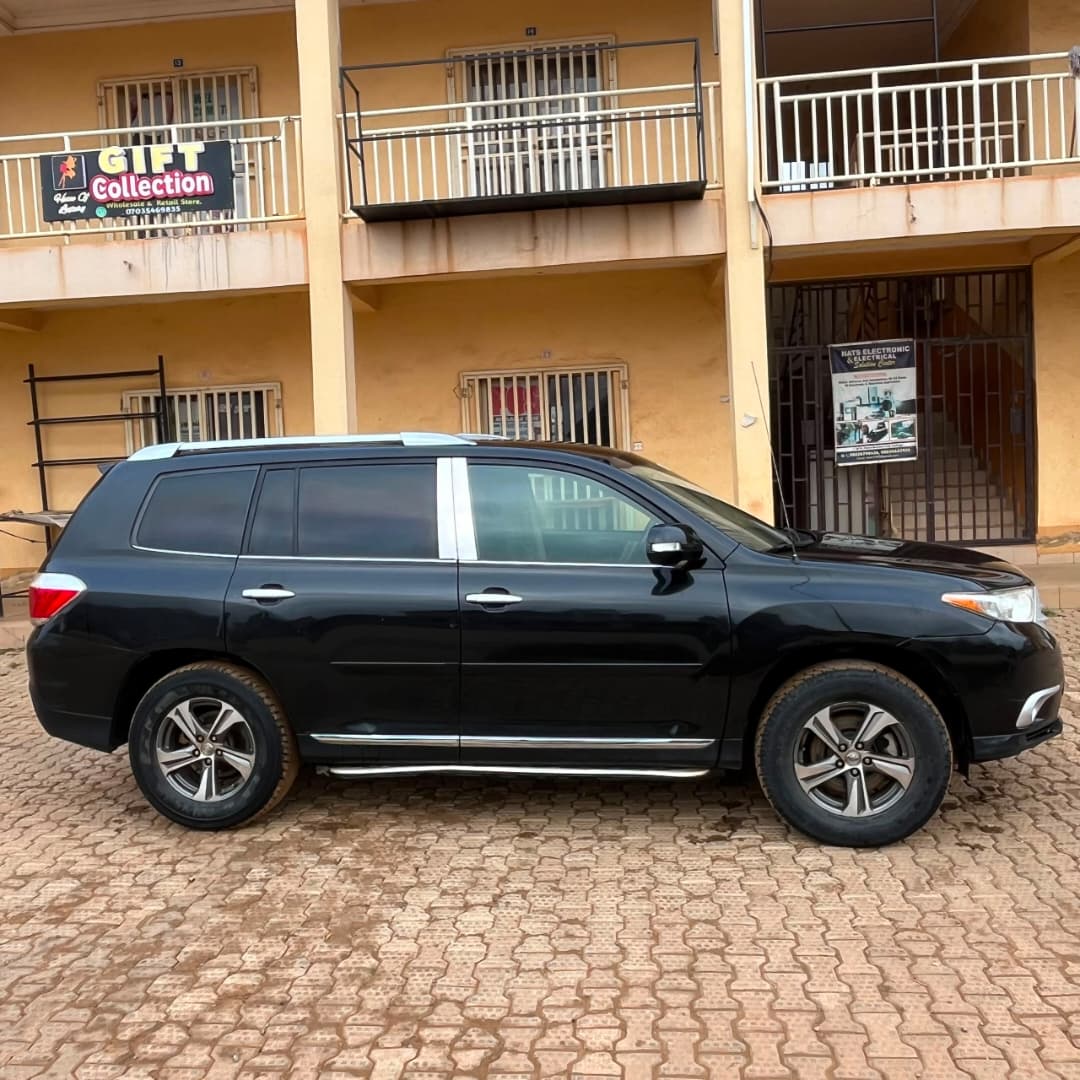 FRIDAYYv9's tweet photo. Extremely clean 013 Toyota Highlander 
Everything blessed With untampered system 
Ac chilling well 
Buy and travel 

Price 10.8m
Buyer settle 200k
Location karu https://t.co/K2BFRnzpf7