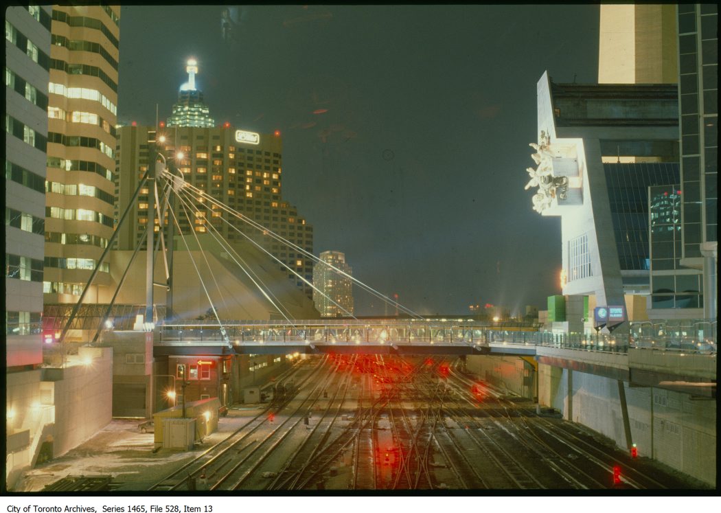 TORailwayMuseum's tweet photo. Sep 25, 1987: the City of Toronto and @CNRailway win approval to build a pedestrian bridge over the Toronto Terminals Railway at the foot of John Street. The bridge provided direct access from Front Street to the new domed stadium under construction just south of the tracks. 1/3 https://t.co/NvfrzHyN4e