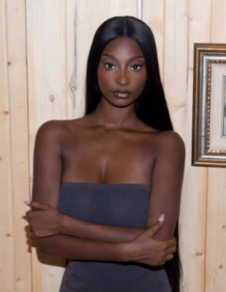 doelikedoll's tweet photo. I just love how unreal she looks sometimes like…you’re telling me this is a real person? https://t.co/gFDIzng943