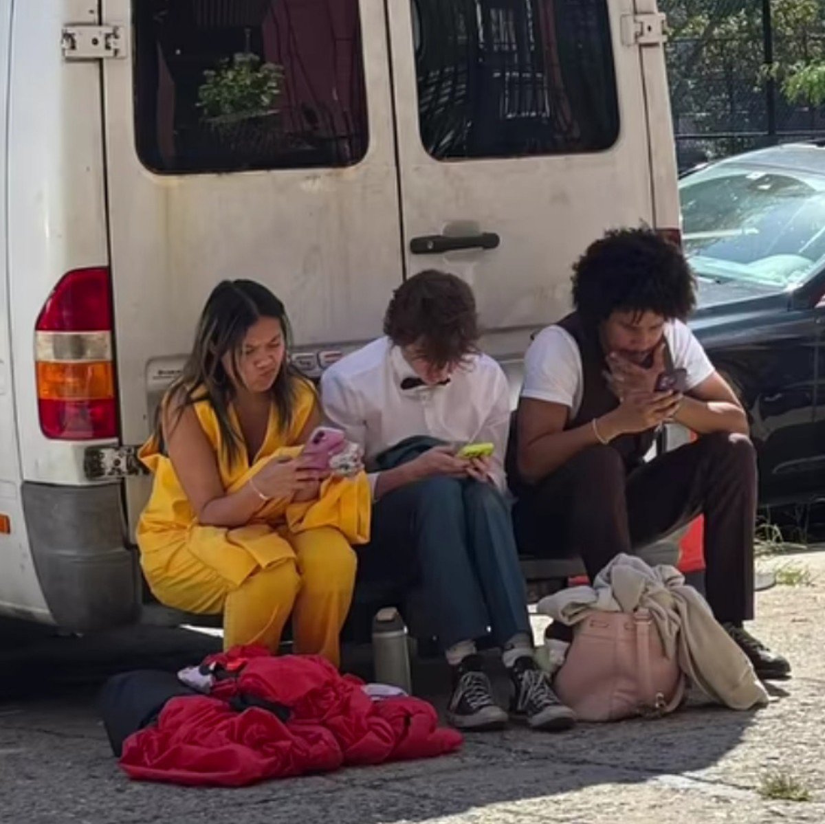 didisaypeople's tweet photo. their phone cases being their representative colours 😭😭😭 https://t.co/fNZ8tcvMtN