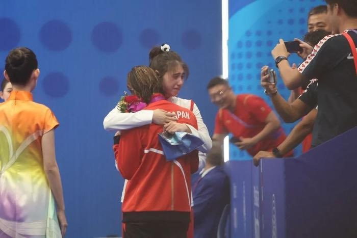 Backtointernet's tweet photo. これは、中国の女子競泳選手・張雨霏選手と、日本の女子競泳選手・池江璃花子選手が、国籍を越えて築いてきた深い友情の物語です🥺🥺
中国には「英雄は英雄を惜しむ」という古い言葉があります。池江璃花子選手がこれからもずっと健康で、思い描いているような結果を残せることを心から願っています https://t.co/VDS11AvIwv