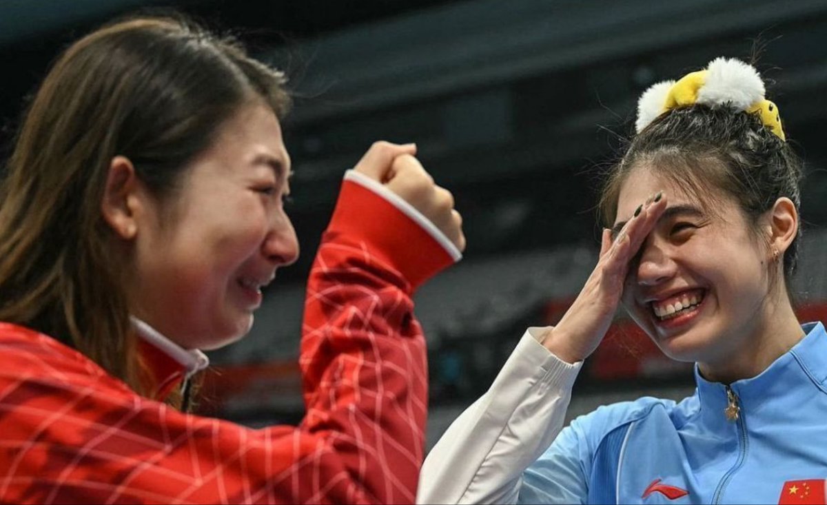 Backtointernet's tweet photo. これは、中国の女子競泳選手・張雨霏選手と、日本の女子競泳選手・池江璃花子選手が、国籍を越えて築いてきた深い友情の物語です🥺🥺
中国には「英雄は英雄を惜しむ」という古い言葉があります。池江璃花子選手がこれからもずっと健康で、思い描いているような結果を残せることを心から願っています https://t.co/VDS11AvIwv