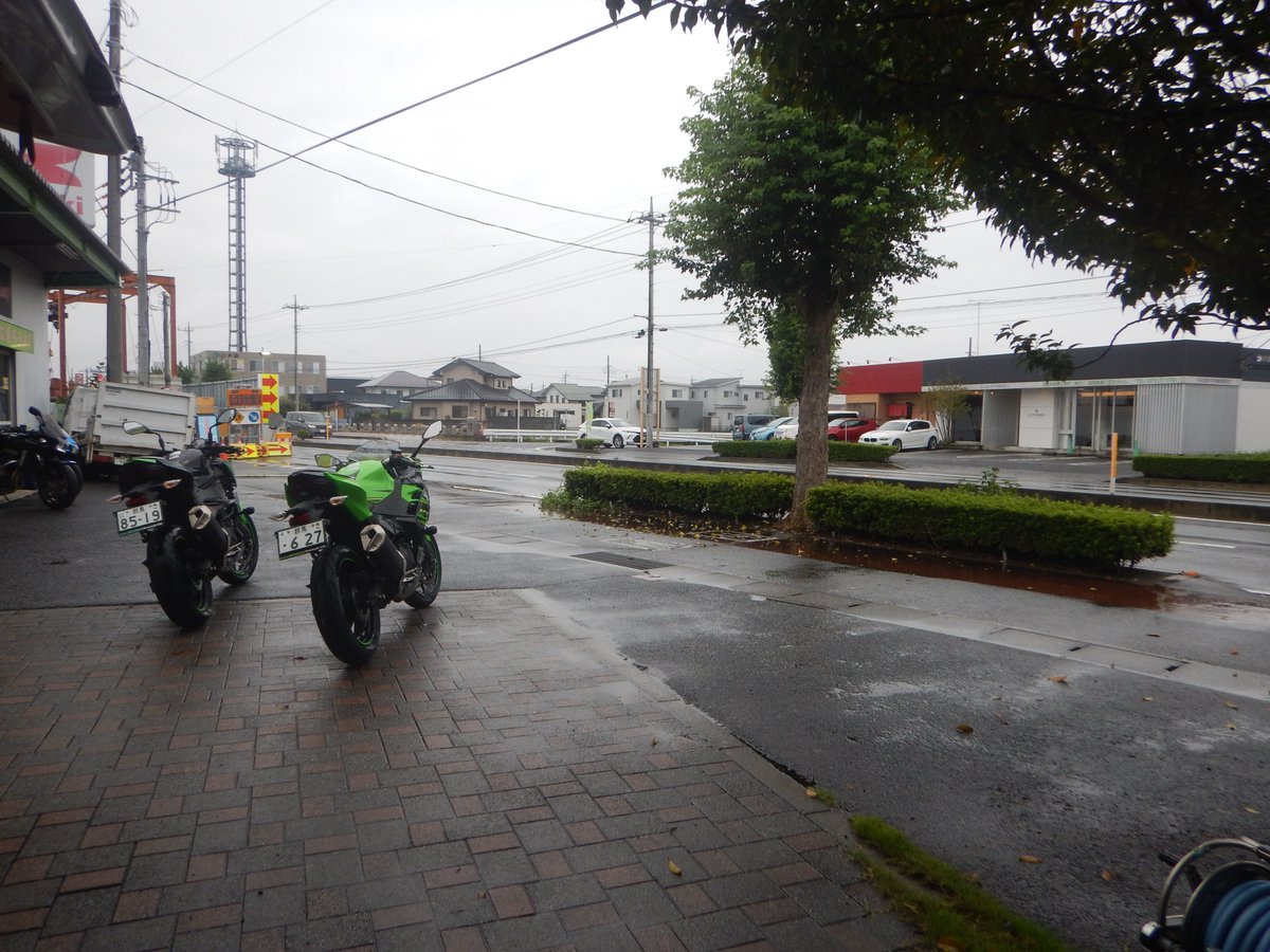 limegreen3107's tweet photo. おはようございます☔️伊勢崎は雨😣
土曜日ですが、まったりとした時間が流れています😌
整備工場ではＺＲＸ１２００ＤＡＥＧの整備が始まっています🧑‍🔧🔧🪛
店舗敷地への出入も問題なし😊✌
モトハウス・ライムグリーンは本日も元気いっぱい営業してます🈺　＃カワサキ　＃バイク　#新車　#Ninja https://t.co/x8pu2lvuKD