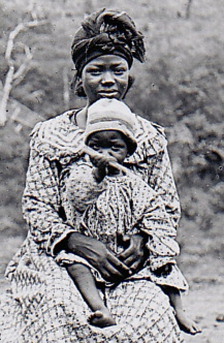 blackgoldIfy's tweet photo. Why am I not shocked? Typical deeply intense inferiority complex from this lots. You’re so desperate to claim Social Media Influencer Ancestors that you didn’t even bother to properly read the source you posted.

The screenshot you shared is from Simon Ottenberg’s 1955 work focusing specifically on Afikpo Igbo.....a completely different Igbo community from Onitsha. Yet, in typical copy and paste fashion of you free education low IQ Yariba Ronu Agberos, you grabbed a reference without understanding its geographical or cultural context and presented it as though it proved your point.

What makes this even more embarrassing is that the very page you posted explains what the author meant. The footnote literally identifies the Yoruba item being referenced as a “head pad for carrying loads.” It is right there on the page.

In other words, the source you proudly posted has absolutely nothing to do with the gele you are trying to claim. It refers to that round cloth pad you lots place in your head to cushion and stabilize loads being carried. Had you actually read your own source instead of rushing to claim Social Media Influencer Ancestors, you would have noticed that yourself.

And while we’re discussing chronology, if you knew wtf you're referencing or where it came from, you would have known that several of the images already slapped off that deeply intense inferiority complex desperation you're about to display.  

For example, the dates of these photographs:

The first photograph is from 1905....50 years before Ottenberg’s 1955 publication.

The second photograph dates to the late 1800s....more than half a century before that publication.

So citing a 1955 description of a Yoruba "load-carrying head pad" does not establish that the much earlier Igbo ICHAFU shown in these photographs originated from Yariba gele. Those are two separate claims, and your own source does not establish the connection you are trying to make. It was clear as daylight. 

ICHAFU is not the same thing as the Yariba handkerchief which you all changed to head-tie in modern days.

Y'all deeply intense inferiority complex continously make you Agberos make a fool of yourselves shamelessly. Desperate to claim Social Media Influencer Ancestors. Una insecurities no dey carry last I swear.