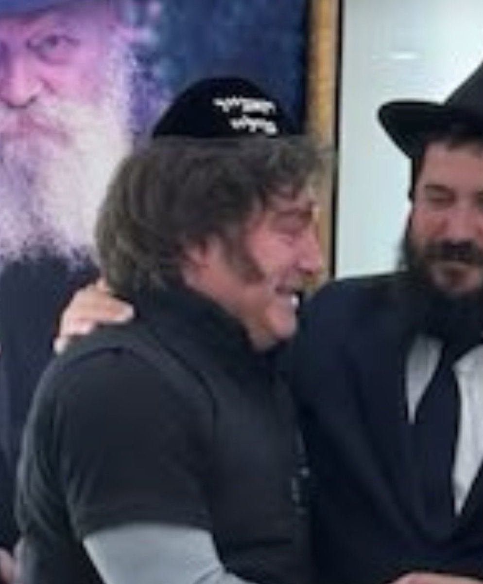 gisbert_ruben's tweet photo. ¿Pero por qué este imbécil cada vez que lo abrazan los judíos se pone a llorar?… este tipo traspasa la demencia. https://t.co/0AubVrIWAI