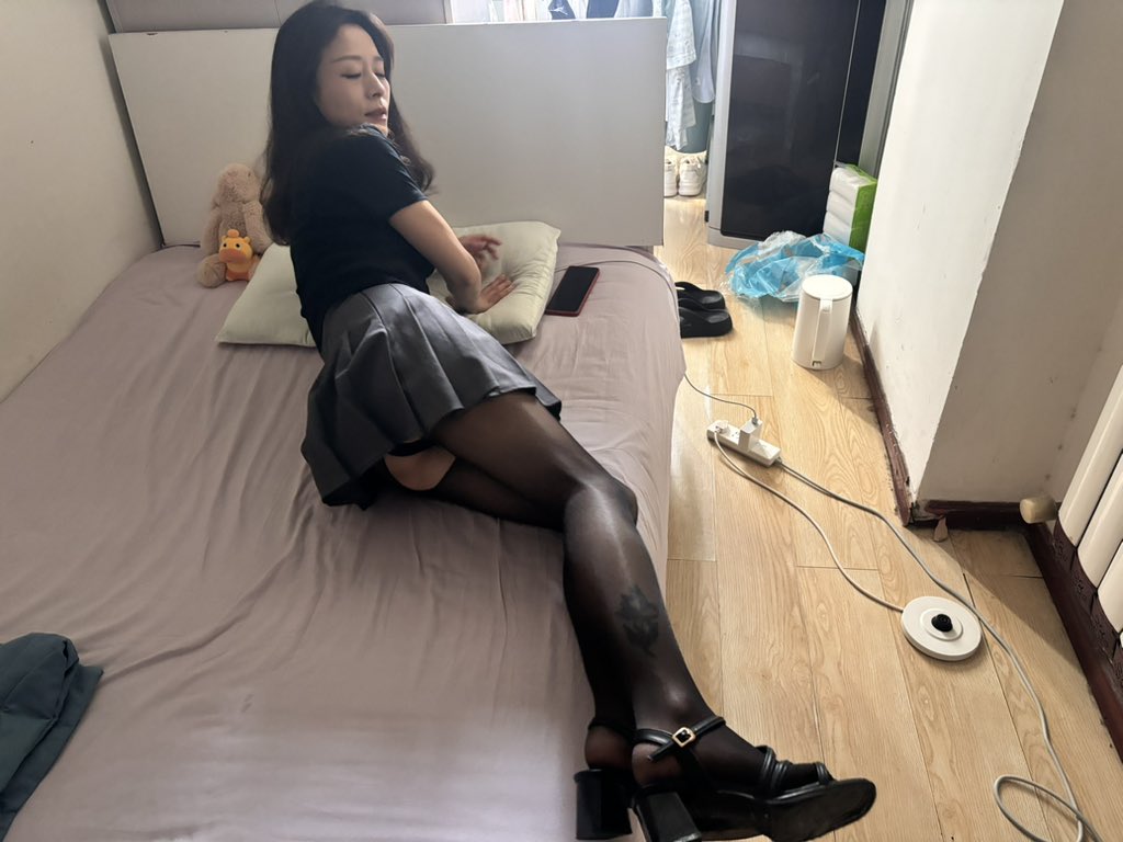 jackyHaochen's tweet photo. 少妇陪孩子去外地上���学前最后一跑 https://t.co/Y22nr99qYT
