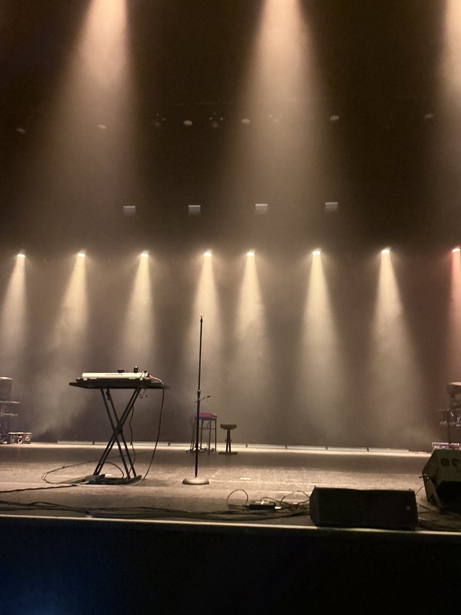 22FADEOUTZ22's tweet photo. THIRD ROW.  NATE IMMA GET U https://t.co/W3qXdJWg61