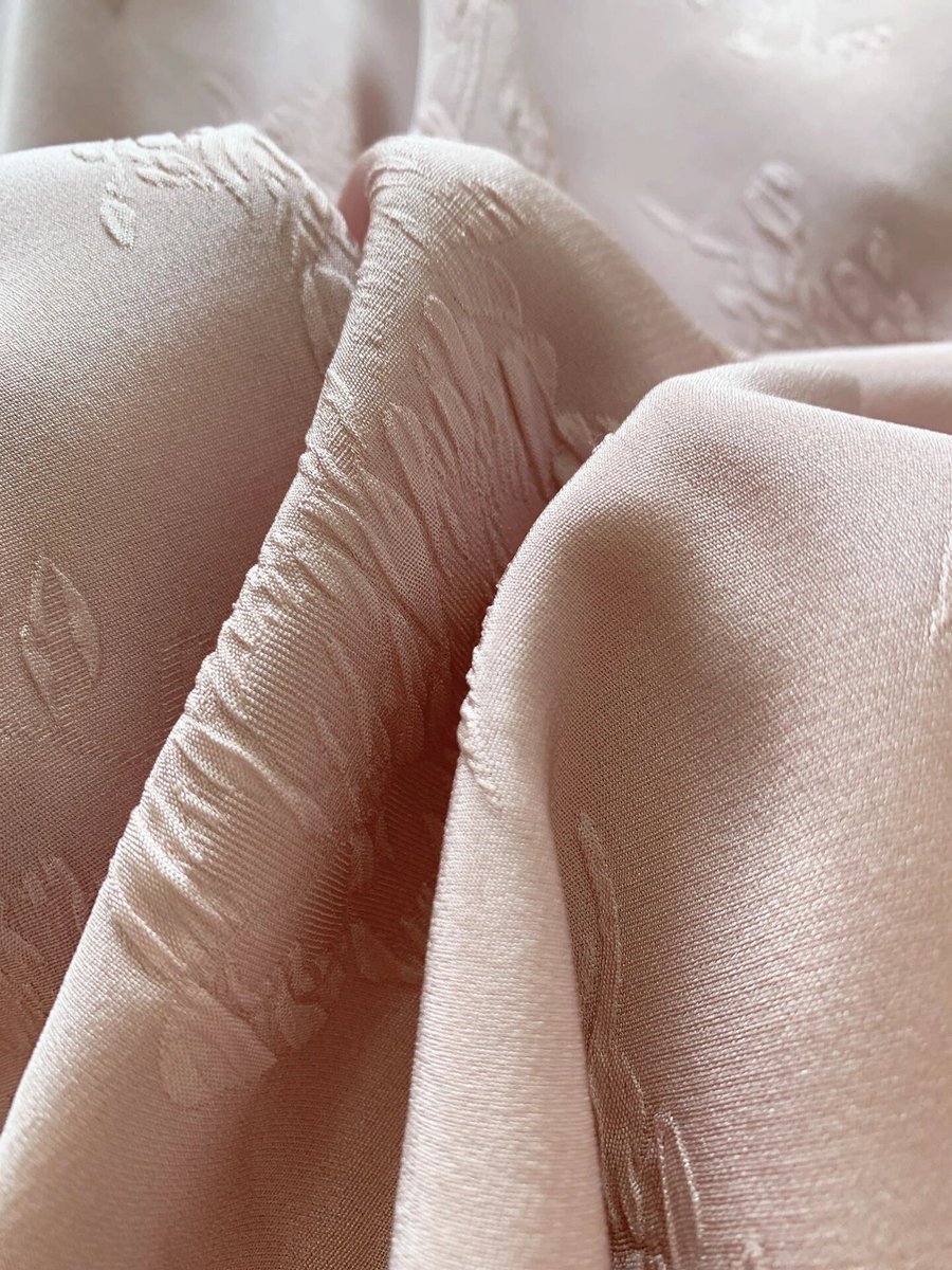 LimRoka's tweet photo. Check out the exquisite Xinglianzhang satin! It’s a stunning blend of traditional craftsmanship and luxurious texture.， https://t.co/He7AMy3azN
