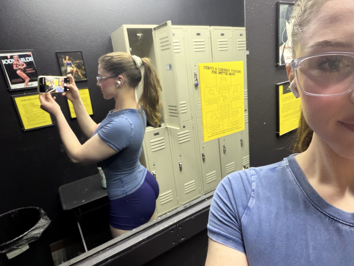Paigewithapeach's tweet photo. Always gotta do a “check the back of my pony” selfie before I get started https://t.co/Pz7t7YNdfm