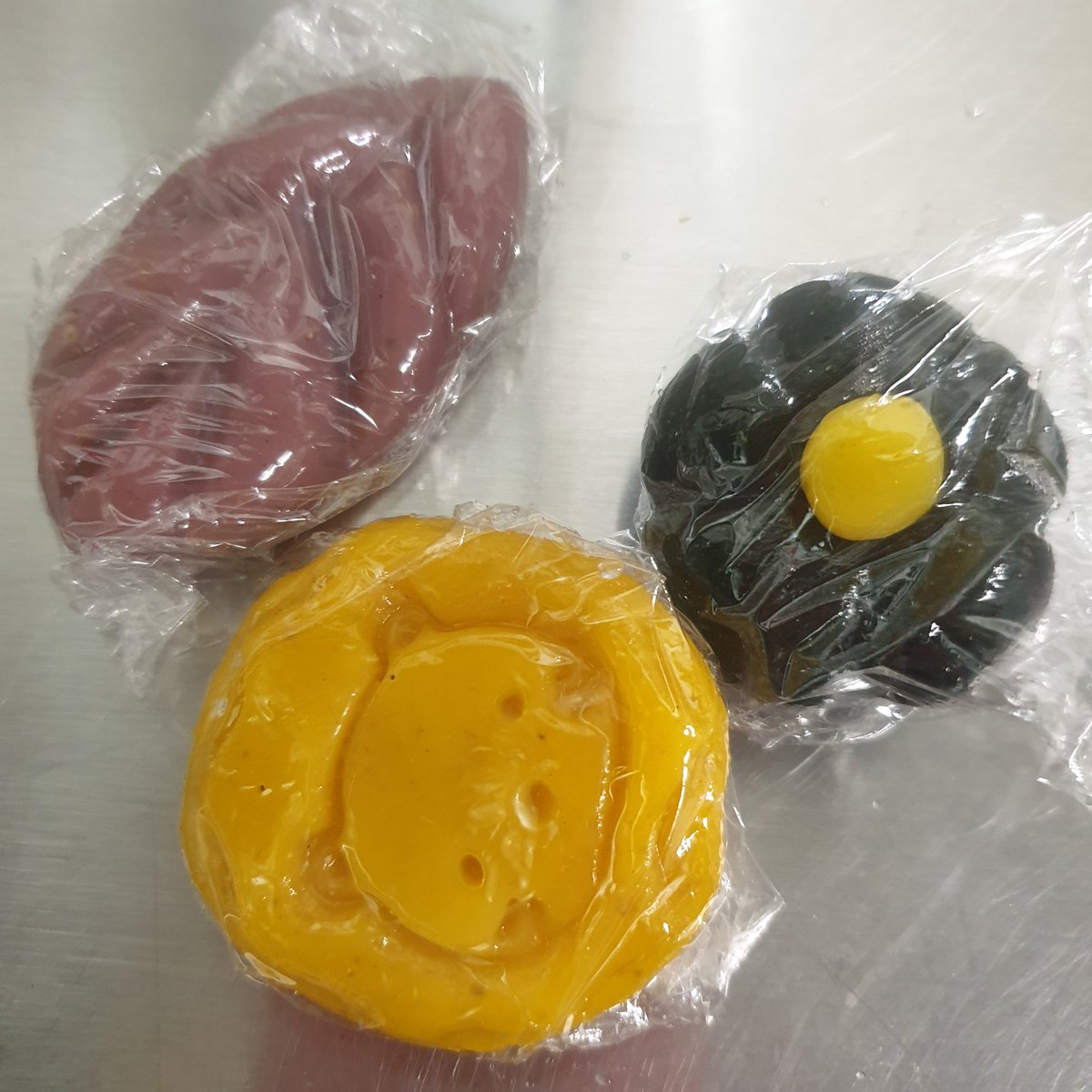 190330_muse's tweet photo. 전에 세상물정 너무 몰라서 사람 만들어야 한다며(?) 동생 대신 언니가 알바 지원해서 그 계기로 명절마다 본가에 내려오면 급하게 부름당했던 애기가 이제 졸업을 했다며 만들어 온 송편을 가져왔다. 언니한테 등짝 안 맞았을지 궁금했던 송편 선물. 애기가 애기 했음 ㅎ https://t.co/C8KzVcmtBC