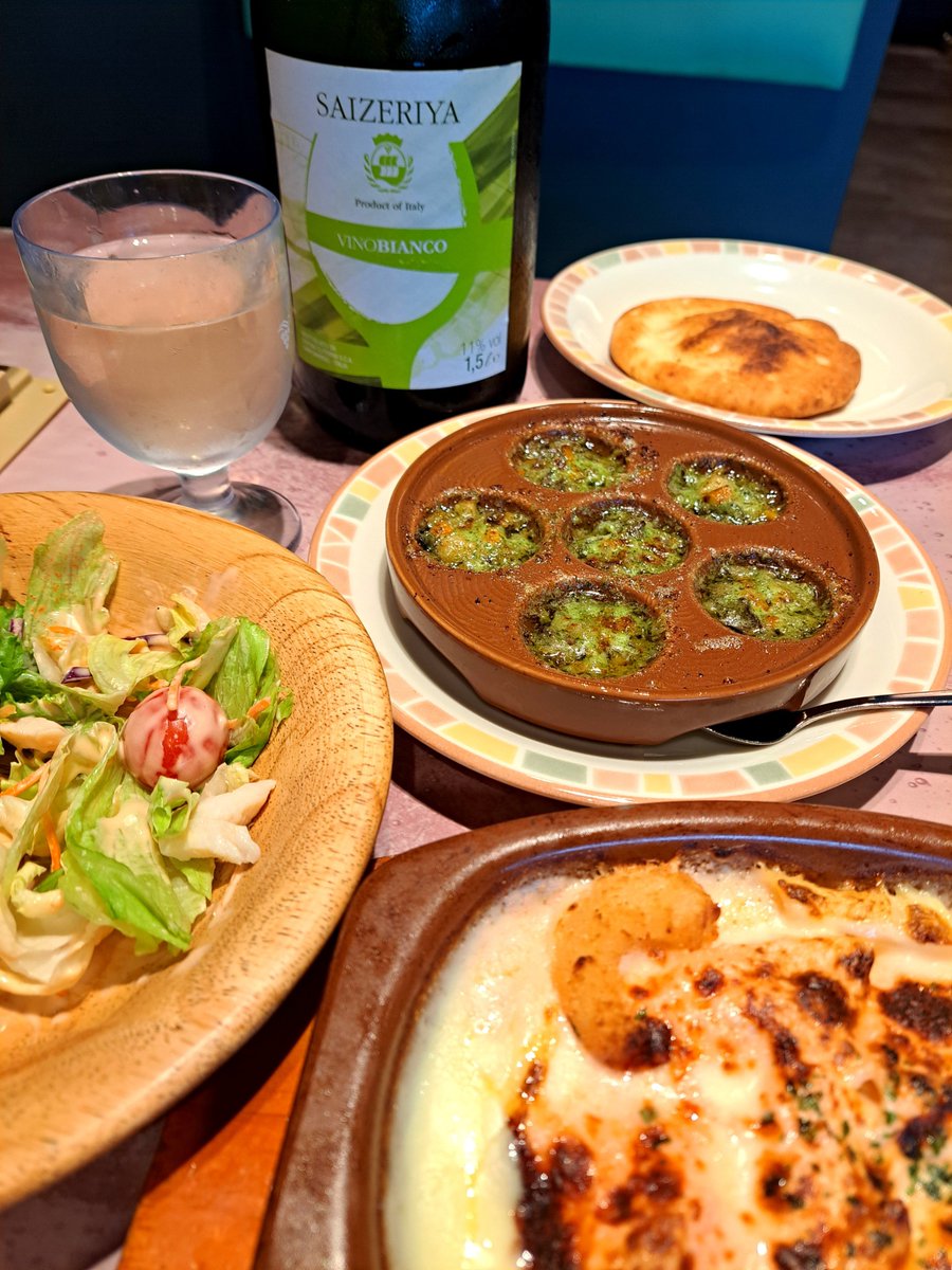 gallchno's tweet photo. サイゼリヤ飲みは朝が好き。
飲み切ることのないワインを頼み、まだ静かな店内でゆったりとブランチを。デザートまで楽しんだ後は、賑わう前に店を後に。

残ったワインは手土産に、ほろ酔いで小雨の中を散歩。この小さな贅沢は決して他では得られない良さがあります。 https://t.co/4zyv3lOFh4