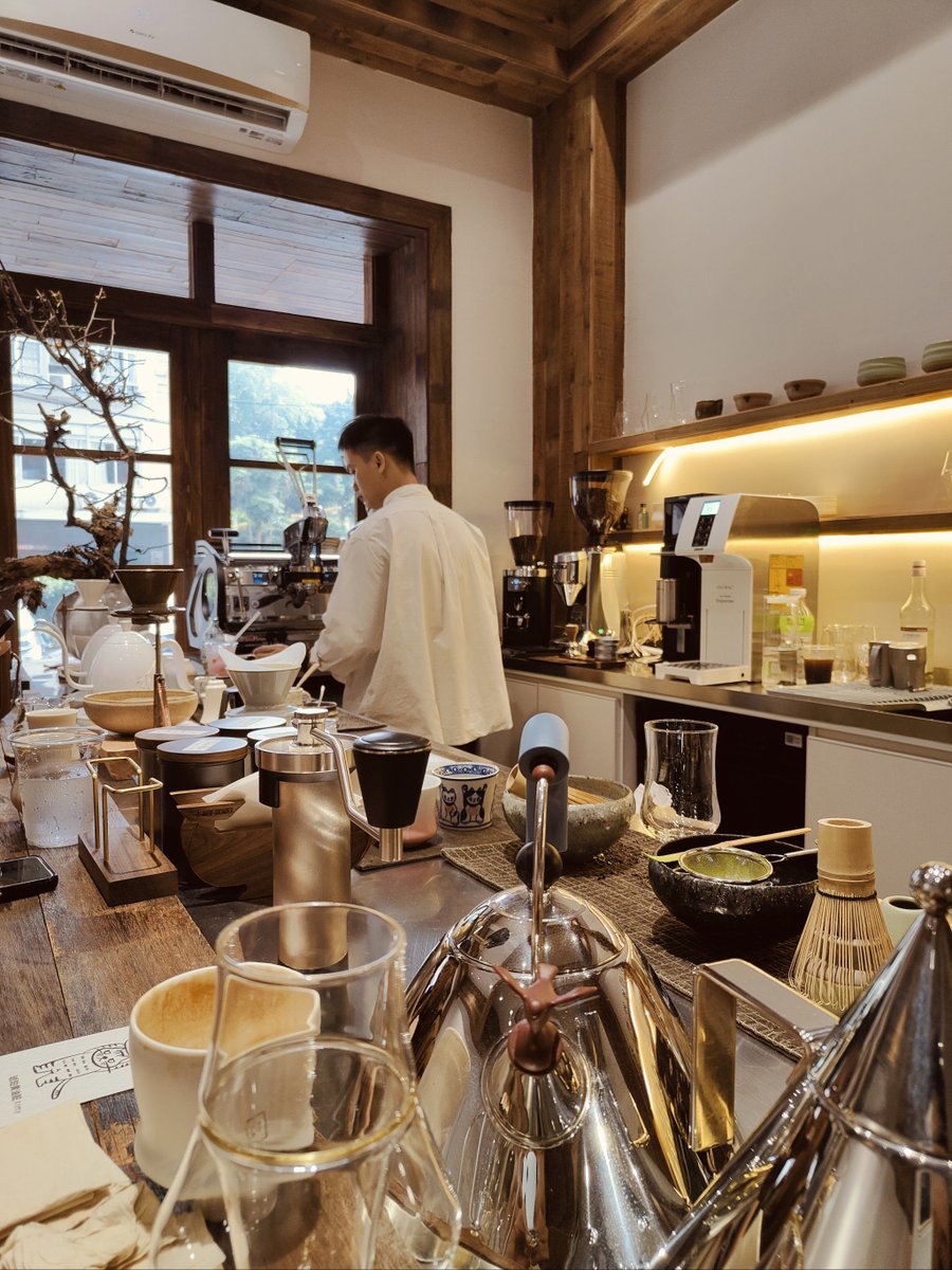 FredericNoxd's tweet photo. Caught this vivid street moment — a barista laughing as a cyclist nearly spills their iced coffee mid-sidewalk rush. City chaos at its finest. https://t.co/LJb2vzf2Rx