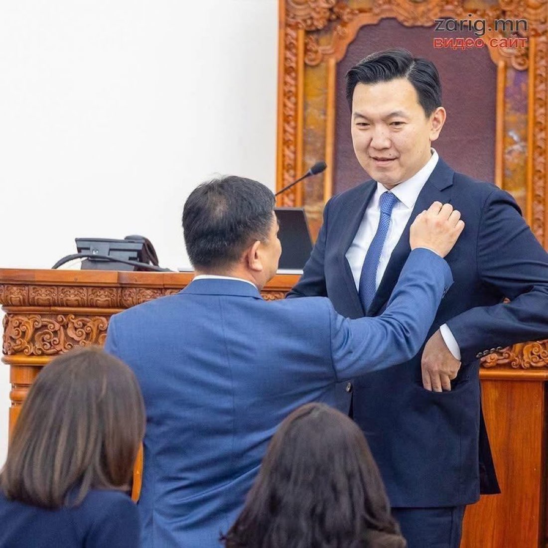AriuntuyaLaw's tweet photo. Яаж ингэж даргадаа долигонож, пялдагадаж сурах уу🫤🤨🤣🤣👇🏻 https://t.co/dvLK69l8c9