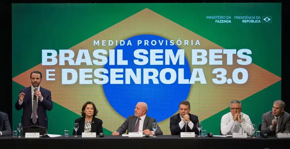 futebol_info's tweet photo. Governo terá de compensar perda de R$ 6,8 bilhões em receitas com bets até 2027, diz ministro.

Segundo o ministro do Planejamento e Orçamento, Bruno Moretti, a perda estimada é de R$ 1,5 BILHÃO no restante de 2026 e R$ 5,3 BILHÕES em 2027.

O Orçamento de 2027 ano contava com impostos sobre os ganhos das bets e taxas de fiscalização cobradas das empresas.

O governo terá de mudar o Orçamento, que também precisará reservar R$ 5 BILHÕES para o Desenrola 3.0.

Em 2026, a perda entrará no relatório de receitas e despesas de 24 de novembro. O Governo já mantém R$ 16,1 bilhões em verbas congeladas e poderá ampliar esse bloqueio se não conseguir novas receitas.

Segundo a Receita Federal, as bets geraram cerca de R$ 10 BILHÕES em 2025 e R$ 7,3 BILHÕES no 1º semestre de 2026. Para 2027, também estava prevista a cobrança do Imposto Seletivo.

As apostas online foram regulamentadas em 2023. 85 empresas receberam autorização para operar por 5 anos, pagando R$ 30 milhões cada. O ministro da Fazenda, Dario Durigan, afirmou que esses valores NÃO serão devolvidos.

🗞️ @folha 
📸 Reprodução/Palácio do Planalto