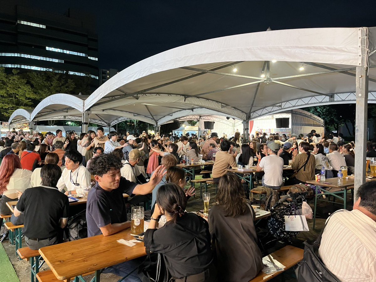beerhoursfes3's tweet photo. \今年も厚木で開催！🍻🇩🇪/

本日も始まりました！
美味しいビール🍻で乾杯しましょう！！！

イベント詳細はプロフィールから！
#厚木　#厚木グルメ #厚木オクトーバーフェスト2026

画像は夜の様子です！⭐️
毎日夜まで盛り上がってます！💃🎵 https://t.co/DqATvZ8cJj