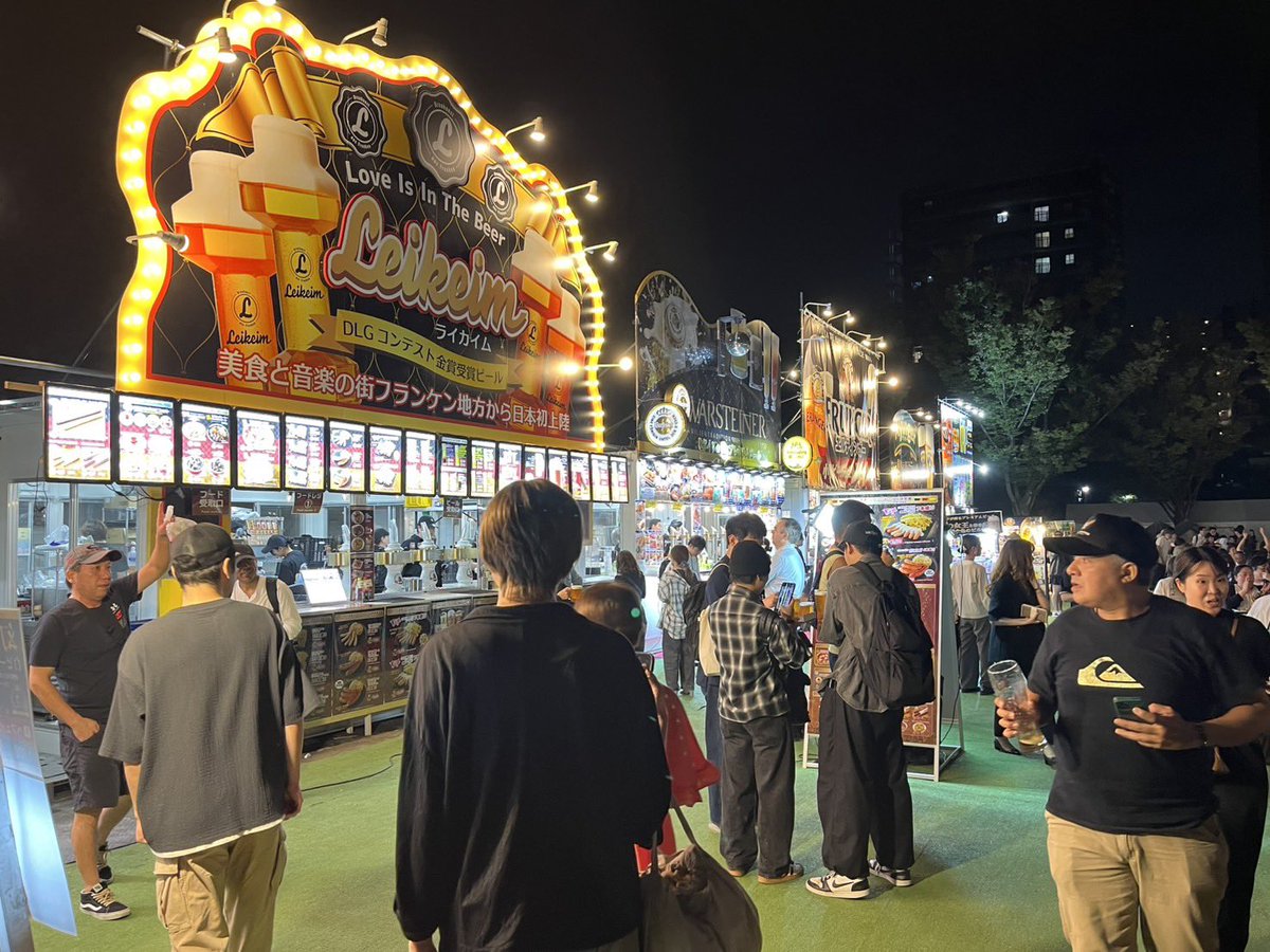 beerhoursfes3's tweet photo. \今年も厚木で開催！🍻🇩🇪/

本日も始まりました！
美味しいビール🍻で乾杯しましょう！！！

イベント詳細はプロフィールから！
#厚木　#厚木グルメ #厚木オクトーバーフェスト2026

画像は夜の様子です！⭐️
毎日夜まで盛り上がってます！💃🎵 https://t.co/DqATvZ8cJj