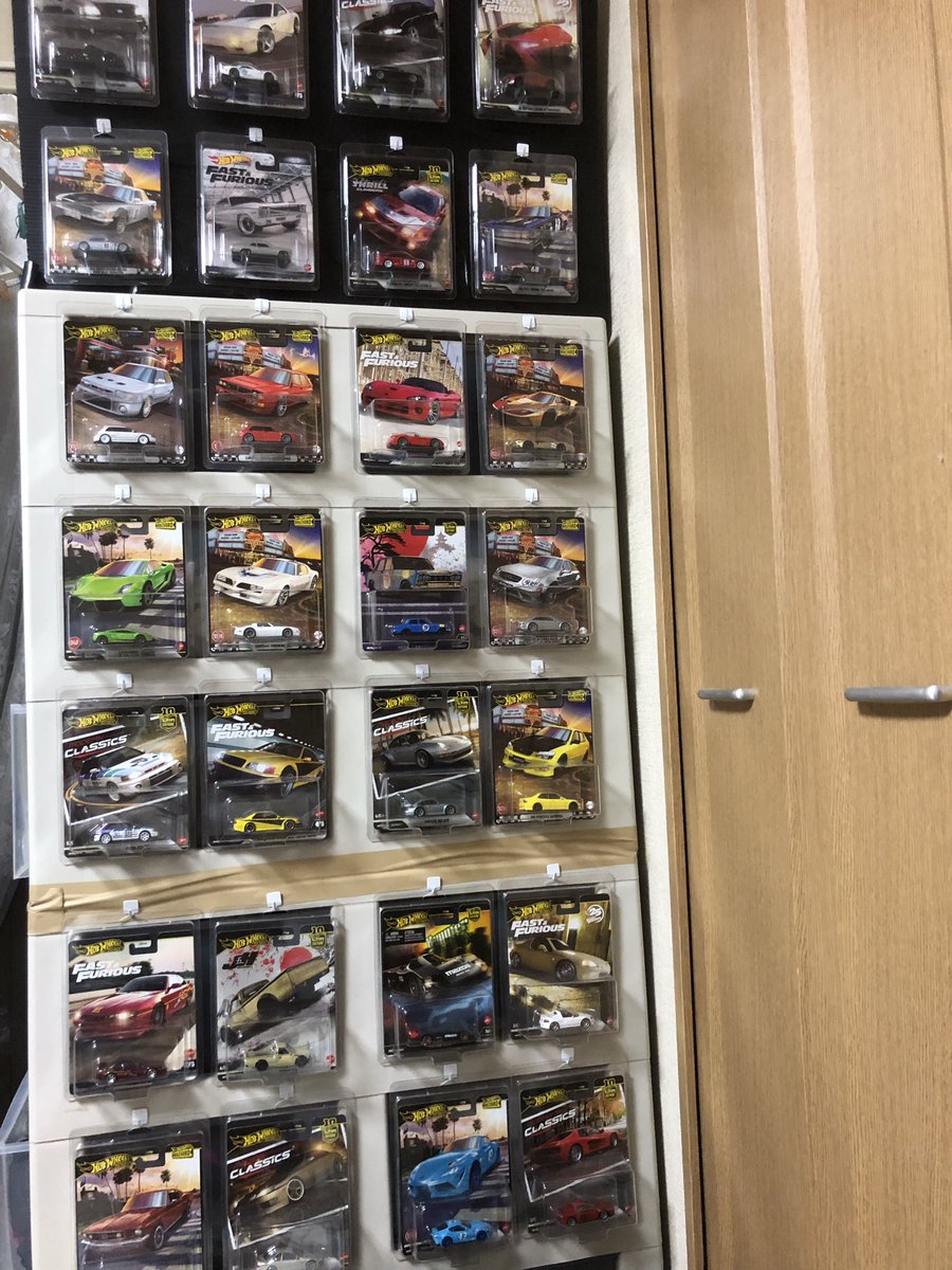 chibi4kozakura's tweet photo. #ミニカー
#hotwheels
一応完成、ジョーシンの箱の中にはプロテクターに入った予備が待機中
左が棚を隠すように置いて、中は衣装ケースの側面に貼り、右はコックピットの横に
合計81台展示、待機中33台気まぐれで入れ替える
もう1面（16台）欲しいな.... https://t.co/vCPNVyMkYv