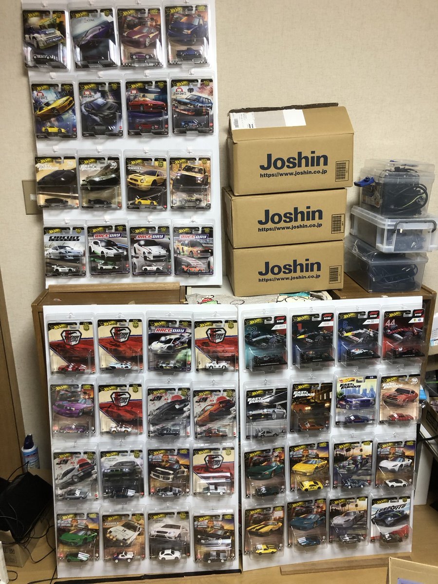 chibi4kozakura's tweet photo. #ミニカー
#hotwheels
一応完成、ジョーシンの箱の中にはプロテクターに入った予備が待機中
左が棚を隠すように置いて、中は衣装ケースの側面に貼り、右はコックピットの横に
合計81台展示、待機中33台気まぐれで入れ替える
もう1面（16台）欲しいな.... https://t.co/vCPNVyMkYv