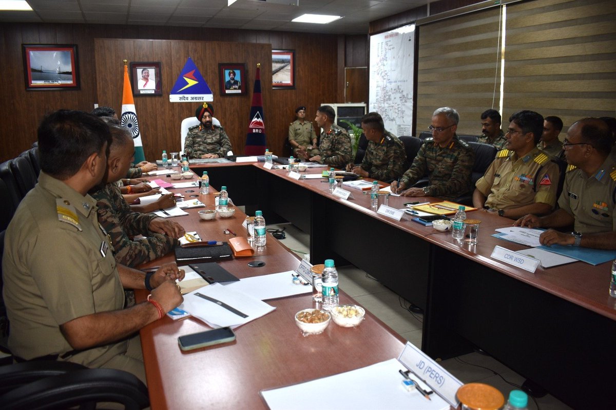 prodefencejammu's tweet photo. #BorderRoadsOrganisation
#DeshKaBRO
#NationalInfrastructure
Lt Gen Harpal Singh , DGBR, visited HQ Northern Command on 25 Sep 2026, where he held discussions with Lt Gen M P Singh , Chief of Staff, and Maj Gen Salil Pande, Chief Engineer, on strategic road development and critical infrastructure projects in forward areas.
During his visit to HQ Project Sampark, the DGBR reviewed the progress of ongoing works and interacted with BRO personnel, appreciating their dedication and commitment. He urged all ranks to maintain the pace of development and expedite critical border connectivity projects.
@DefenceMinIndia
@SethSanjayMP
@SpokespersonMoD
@adgpi
@NorthernComd_IA
@BROindia
@ANI