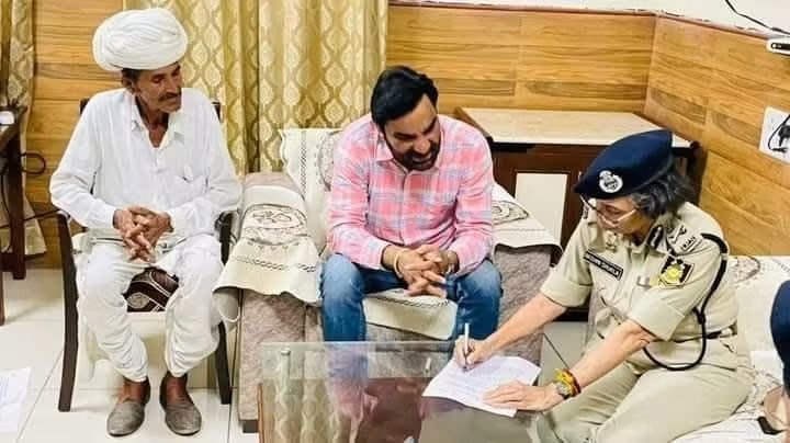 SewdaWrites's tweet photo. यह आम किसान हैं और सचिववालय में कांटे लगी जुती पहनी हुई बैठे हैं किसी दुसरे नेता की तस्वीर है तो बता दो इसी सादगी का नाम 
हमारा हनुमान हमारा अभिमान
#न्याय_योद्धा_है 📈
@hanumanbeniwal https://t.co/vZiO2A2TkX