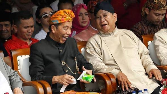 indepenSumatera's tweet photo. PERBANDINGAN DUA REGIME

🔋PRABOWO 

1. Keracunan: 
-50.000 lebih korban
-Meninggal mbg: 1 orang tersendak buah

2. Meninggal 
-Agustus 2025: 12 orang
-Agustus 2026: 1 orang

🔋JOKOWI

1. Keracunan : 0 kasus

2. MENINGGAL
- Kanjuruan: 135 jiwa
- Kpps: 894 jiwa
- KM 50: 6 jiwa
- Mei 21-22/2019 : 9 jiwa
- September 2019: 5 jiwa
- Agus-sep 2019/papua: 33 jiwa
- Aksi petani kendeng: 1 jiwa
- demo pt gni: 2 jiwa
Dll
- ustadz maaher 

Belum lagi bicara berapa ribu orang yang di kriminalisasi era regime jokowi dengan UU ITE 

Begitulah Kekejaman dua regime yang perna berkuasa di Republik ini. Ingat jad merah jangan sekali kali bilang regime jokowi lebih enak. Enak mata mu.