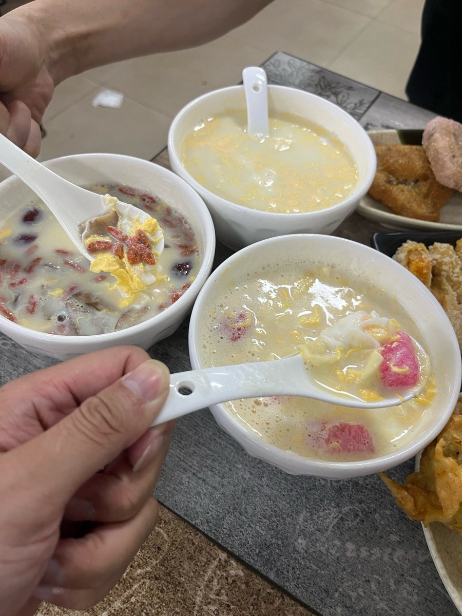 CorneliaTobola's tweet photo. Just got the best late-night snack from a street cart! Crispy fried dough sticks paired with warm soy milk—pure comfort after a long day , https://t.co/l6bf4VS2td