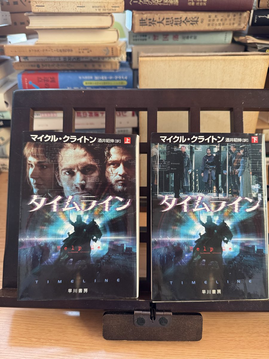 hidekisujita's tweet photo. 「物質」を送らず「状態」を送る

――1997年の量子テレポーテ
ーション実験から量子インター
ネットへ

－－その1－－

「テレポーテーション」

という言葉から、多くの人は
SFに登場する瞬間移動を想像
するだろう。

人間や物体が一瞬にして消え、
遠く離れた場所に再び現れる。

しかし、1997年に
ディク・バウメースターらが
『Nature』誌に発表した

「Experimental 
quantum teleportation」

は、そのような物質の瞬間移動
を実現したものではない。

彼らが転送したのは「物質」
ではなく、量子状態という情
報であった。

この違いこそ量子テレポーテー
ションを理解する第一歩である。

1　「物」を運ばず、その量子的
性質を移す

たとえば一個の光子Aがあり、
その光子がある特定の偏光状態
を持っているとする。

普通なら、その偏光状態を遠方
へ届けるには光子Aそのものを
送り届ければよい。

ところが量子テレポーテーショ
ンでは、光子Aそのものを目的
地へ運ばない。

その代わり

「こちらにある光子Aの量子状態
を消滅させ、遠方にある別の光
子Cに、その状態を再現する」

のである。

少し大胆なたとえを使えば、東
京にある一枚の紙そのものを宇
都宮へ運ぶのではなく、東京の
紙に書かれている内容を東京側
では消してしまい、それと対応
して宇都宮にあらかじめ置いて
あった別の紙に同じ内容が現れ
るようなものである。

ただし量子力学の場合

「東京の紙を読み取って内容を電
話で知らせればよい」

という方法は使えない。

未知の量子状態を完全に測定し
て、その情報を取り出し、まっ
たく同じコピーを作ることは原
理的にできないからである。

そこで登場するのが

「量子もつれ」

である。

2　実験の核心――三個の光子

バウメースターらの実験を非常
に単純化すると、三個の光子を
考えればよい。

まず、テレポートしたい未知の
状態を持つ光子Aがある。

次にあらかじめ特殊な関係にし
た二個の光子BとCを用意する。

このBとCが

「量子もつれ」

の状態にある。

A ＝ 転送したい量子状態
 B ＝ 送信側に置かれる、
もつれた光子
 C ＝ 受信側に置かれる、
もう一方の光子

という役割分担になる。

ここで送信側にあるAとBに対
して

「ベル状態測定」

と呼ばれる特殊な測定を行う。

すると不思議なことが起こる。

Aが最初に持っていた量子状態
そのものは測定によって失われ
る。その一方で、Aの状態を復
元するための関係が、離れた場
所にあるCに成立するのである。

つまり概念的には、

Aの状態 

→ Aでは消滅 

→ Cで復元可能になる

という現象が起こる。

これが

「量子テレポーテーション」

である。

バウメースターらは1997年、
この原理を光子の偏光を利用し
て実験的に示した。

量子もつれを資源として利用し
一方の光子が持っていた偏光状
態を別の光子へ移すことが可能
であることを示したのである。

3　なぜ「コピー」ではないのか

ここには非常に重要な点がある。

量子テレポーテーションは、量
子情報のコピー機ではない。

もし、

Aの量子状態を残したまま、
Cにもまったく同じ状態を作る

ことができれば、同じ未知量子状
態が二つ存在することになる。

しかし量子力学には

「未知の量子状態を完全に複製す
ることはできない」

という

量子複製不可能定理
（no-cloning theorem）

がある。

テレポーテーションでは

Aの元の量子状態が

ベル状態測定によって失われる。

その代わり、Cにその状態を再構
成できる。

したがって、

「Aを複製してCを作る」

のではなく

「Aにあった量子状態そのものを
Aから失わせ、Cへ移す」

というところが重要なのである。

この意味では

「teleportation」

という名称は、単なる比喩以上に
本質をよく表している。

4　それなら光より速く通信できる
のか

ここでもSF的な誤解が生じやすい。

量子もつれそのものは、二地点が
どれほど離れていても非常に強い
相関を示す。

では東京でAとBを測定した瞬間、
ニューヨークのCに状態が現れる
のなら、光より速く情報を送れる
のではないか。

答えは「できない」である。

量子テレポーテーションを完成さ
せるためには、送信側で行ったベ
ル状態測定の結果を、通常の古典
的通信によって受信側へ知らせる
必要がある。

この情報は光速を超えて伝えるこ
とができない。

したがって量子テレポーテーショ
ンも、相対性理論を破って超光速
通信を可能にするものではない。

後年のNature Reviews Physics
による総括でも、この点は明確に
確認されている。

ベル状態測定によって元の量子状
態は破壊され、さらに測定結果を
受信側へ伝える古典通信が必要な
ため、テレポーテーションそのも
のが光速を超えることはない。

続く