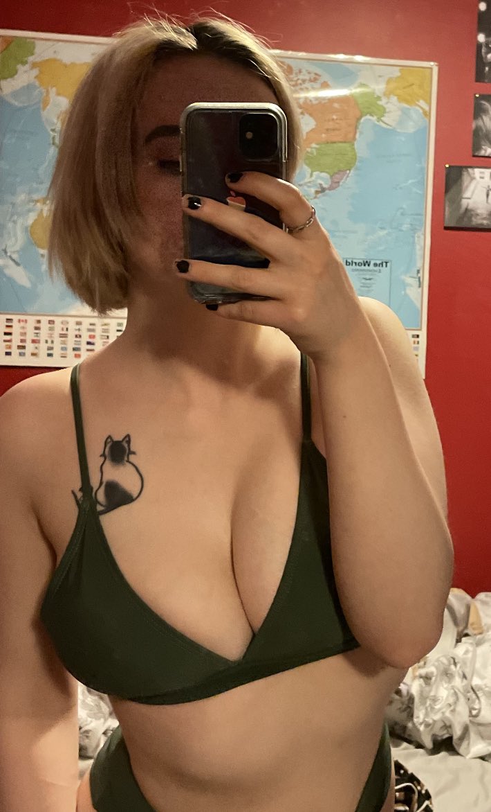 sissyryan2000c's tweet photo. I'll send nudes to anyone who beats me in a cock compare but it has to be posted in the comments🫣 https://t.co/S0aqeLogSM