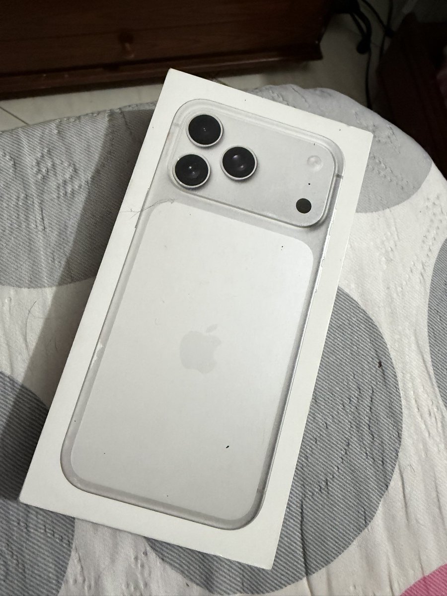 jkmiado's tweet photo. llevo un mes con este teléfono y puede decir que bof 😘 tengo que tener buenas fancams o sino me mato https://t.co/k3RnNMtxBg